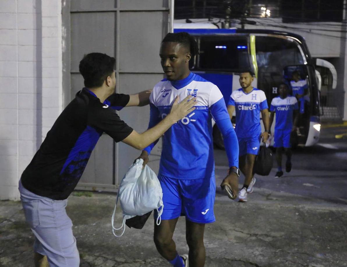 Román Rubilio Castillo recibiendo el apoyo de un aficionado que apareció en el estadio Morazán.