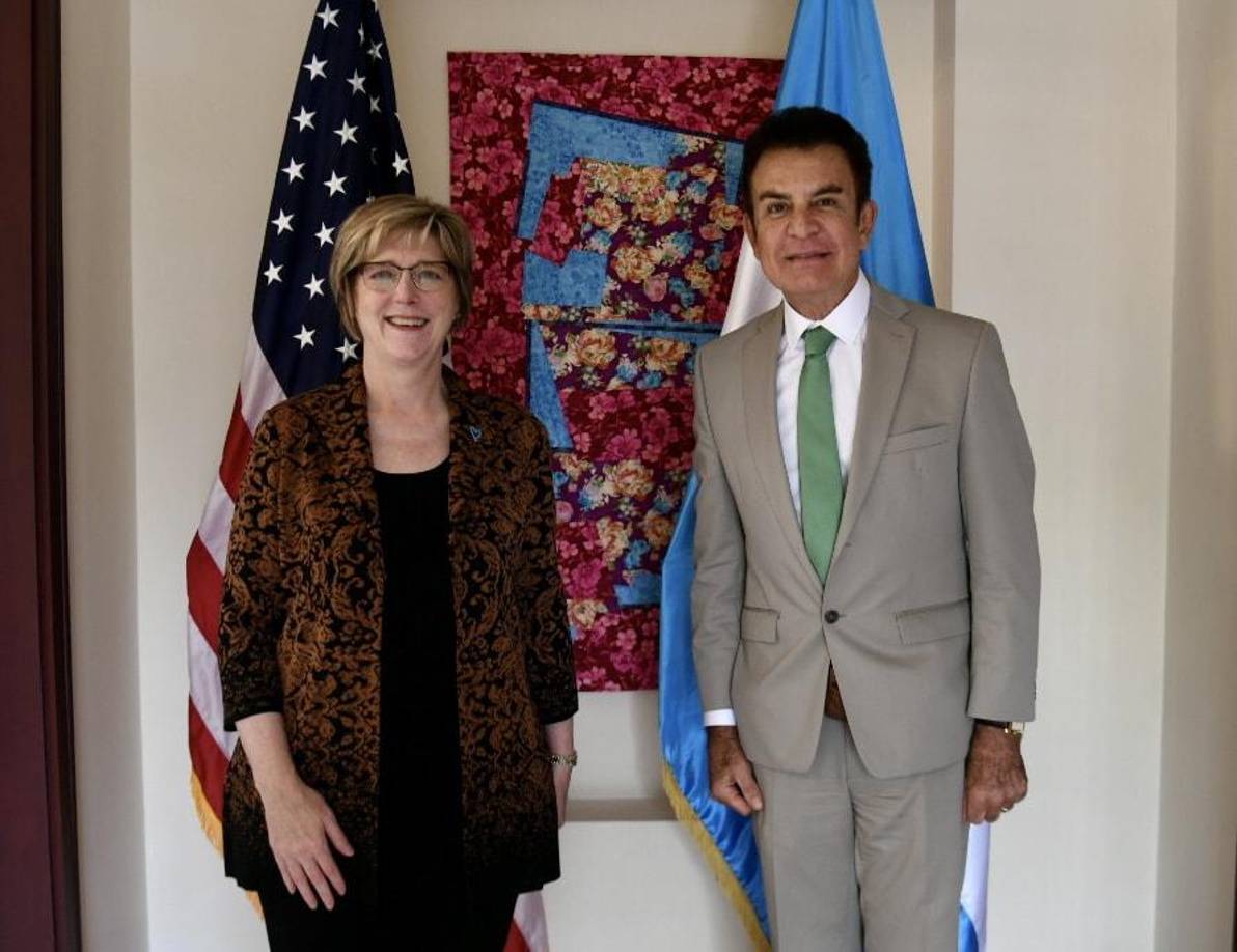 Reina reaccionó así un día después de que la diplomática estadounidense publicó un mensaje en Twitter sobre una reunión con uno de los designados presidenciales (vicepresidente), Salvador Nasralla, que acompañó con tres fotografías del encuentro.