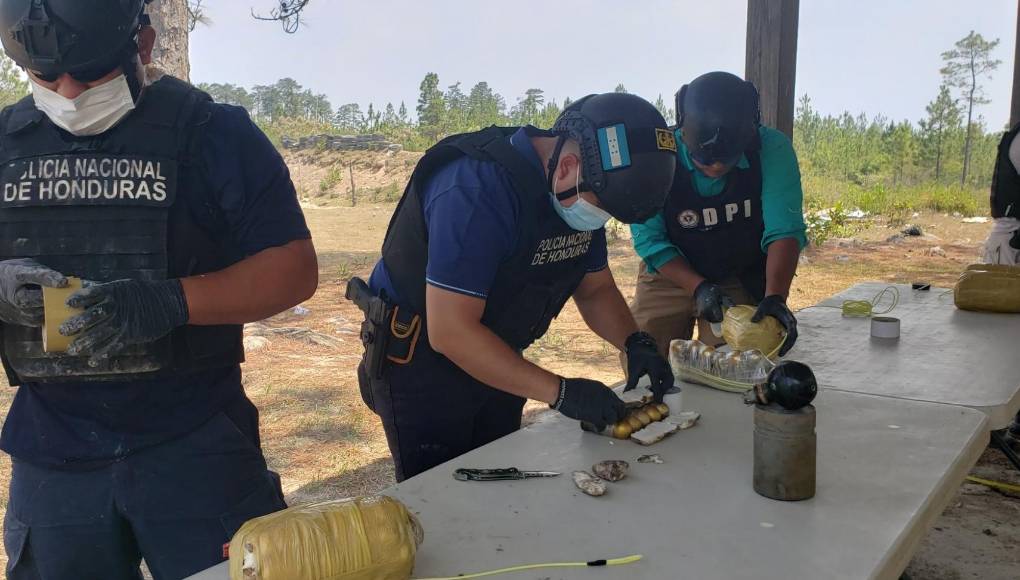 48 cargadores para fusil, una Uzi y un rifle.