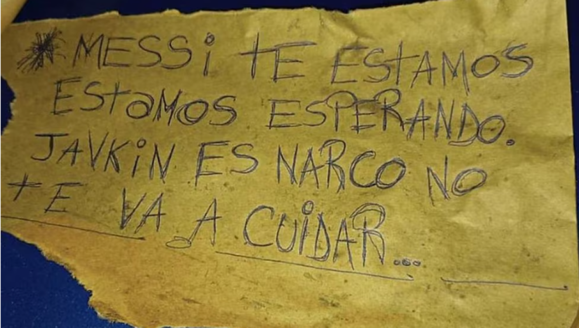 “Messi te estamos esperando. Javkin es narco, no te va a cuidar”, reza el mensaje escrito a mano en un papel que los atacantes dejaron luego de descargar varios disparos contra la fachada del local, que estaba cerrado.