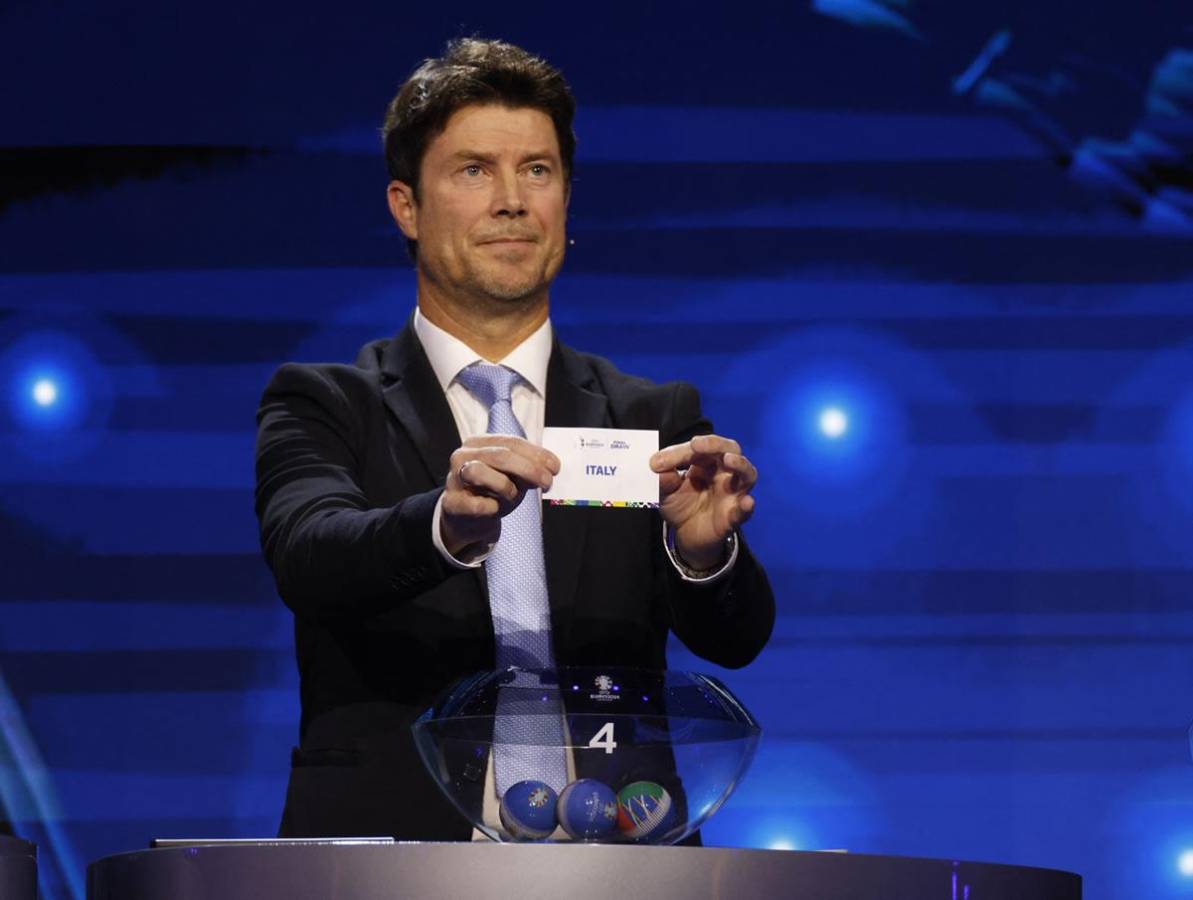 El momento justo en el que sonó el el famoso audio de gemidos de una mujer. Brian Laudrup trató de contener la risa.