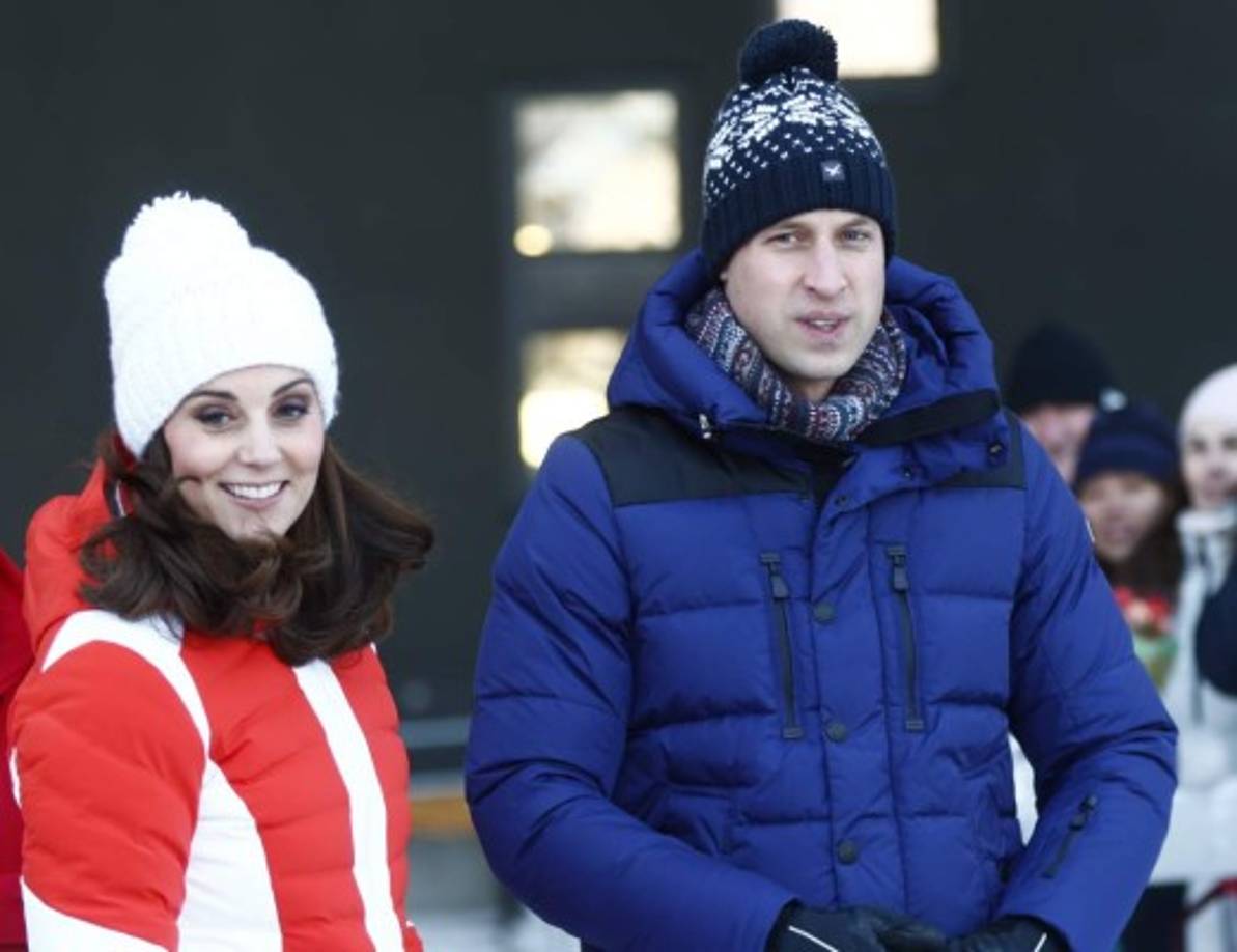 Su última visita fue al Holmenkollen Ski Jump para ver a los juveniles del equipo nacional de Noruega y para ver a un grupo de niños de guardería locales participar en una lección.<br/><br/>Kate y William se veían muy cómodos con chaquetas de esquí y sombreros. La duquesa lucía una chaqueta blanca y naranja de la marca noruega KJUS, mientras que William la complementó en azul, un guiño sutil a los colores nacionales de su anfitrión.