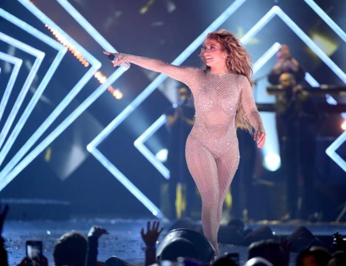 López le dio a su novio un saludo especial antes de presentar su canción 'Us', diciendo en el escenario: 'Hemos estado juntos durante un año. No quiero ser toda cursi ni nada, pero cariño, esta canción es para ti . Te amo.'<br/>