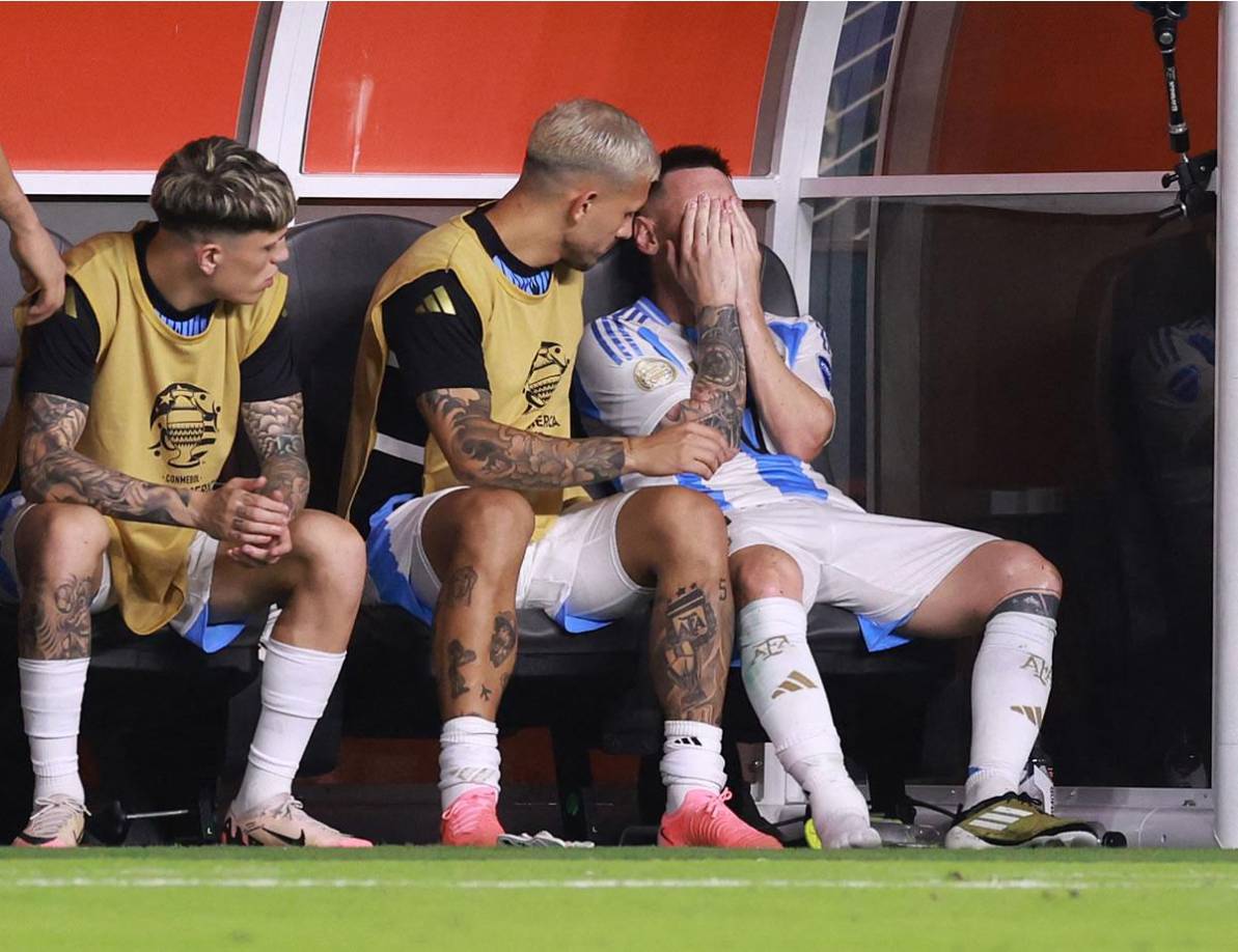 Los compañeros de Messi lo intentaron consolar al ver su llanto.