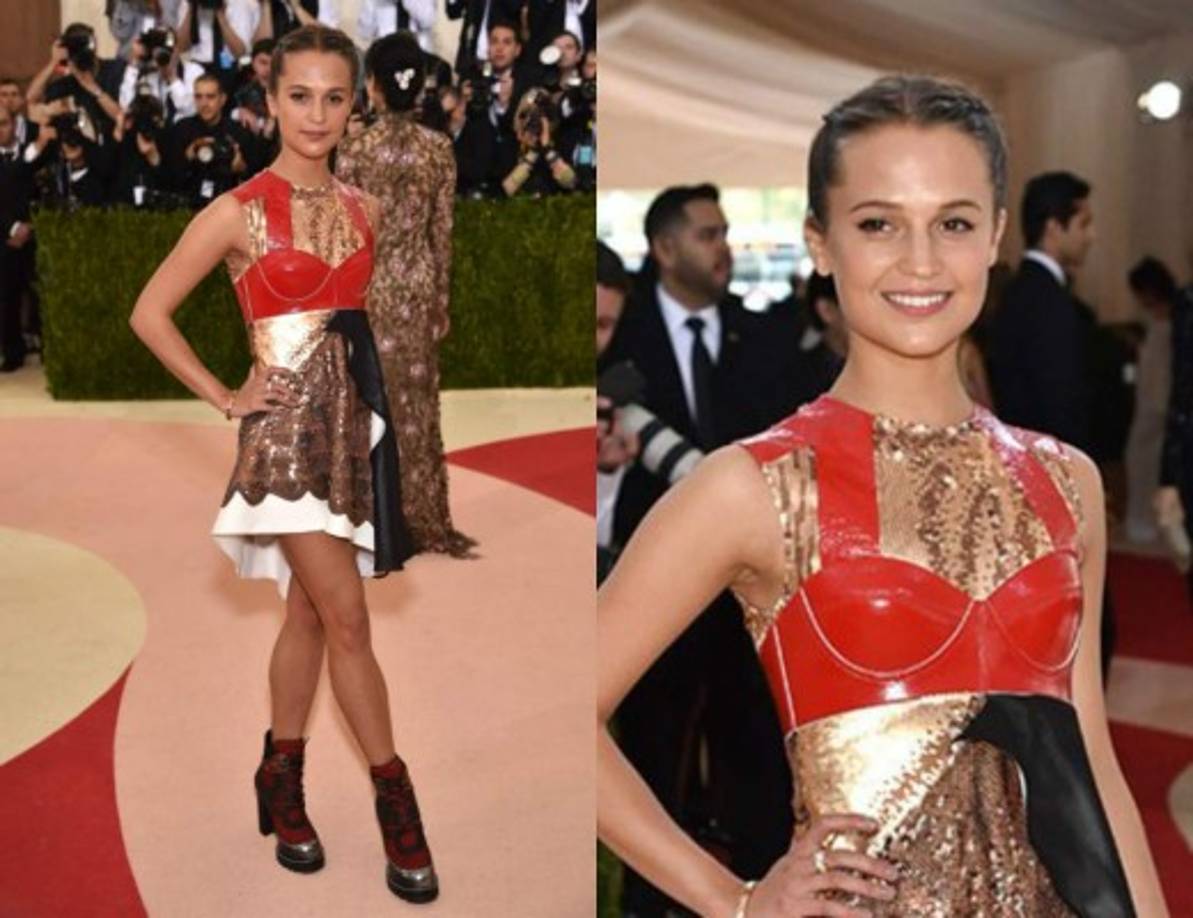 La actriz Alicia Vikander con un vestido de Louis Vuitton.