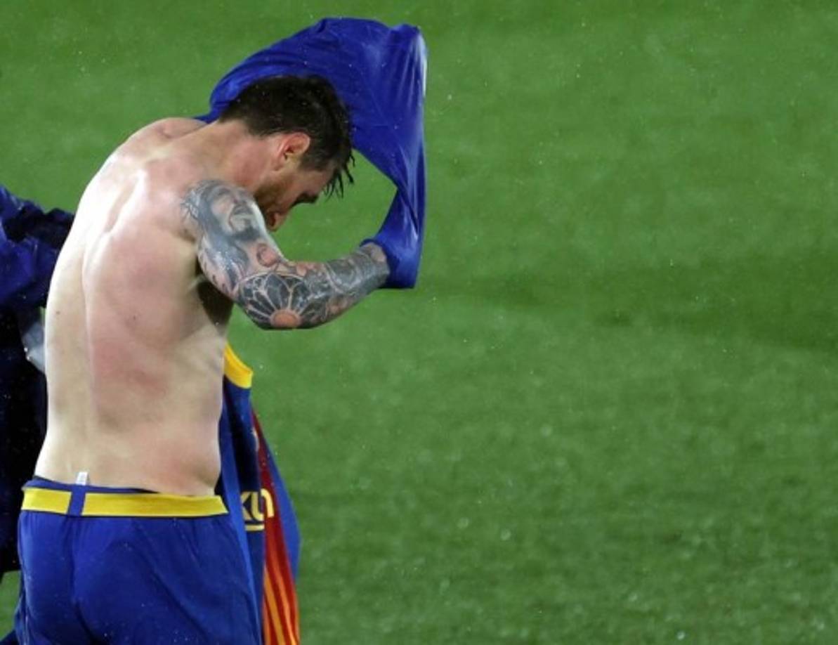 Lionel Messi tuvo que cambiarse la camiseta en el segundo tiempo tras la fuerte lluvia.