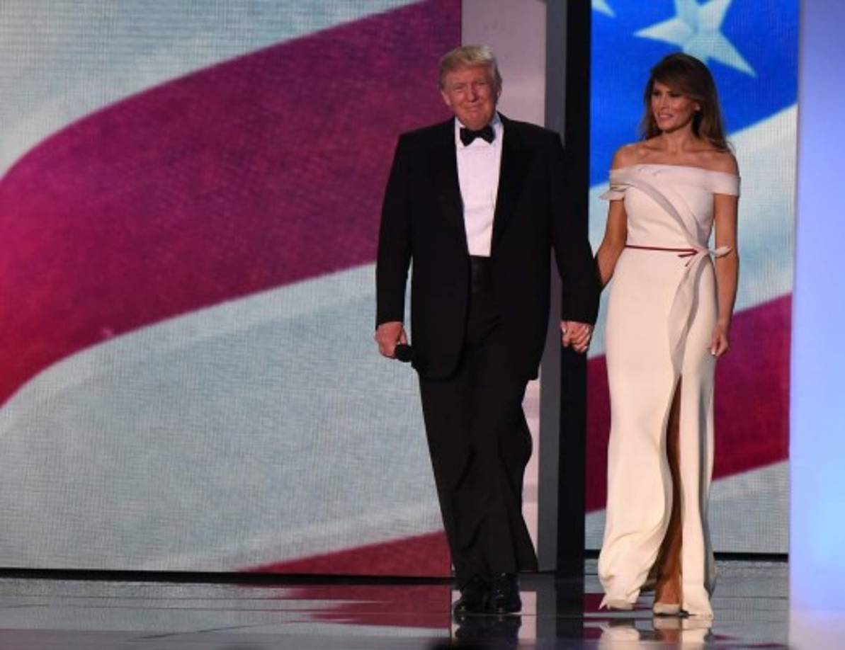 El vestido color crema obtuvo la aprobación de los especialistas en moda que destacaron el look de la primera dama. Hervé Pierre trabaja en forma independiente tras dejar en febrero de 2016 la casa Carolina Herrera, donde fungió como director durante 14 años.