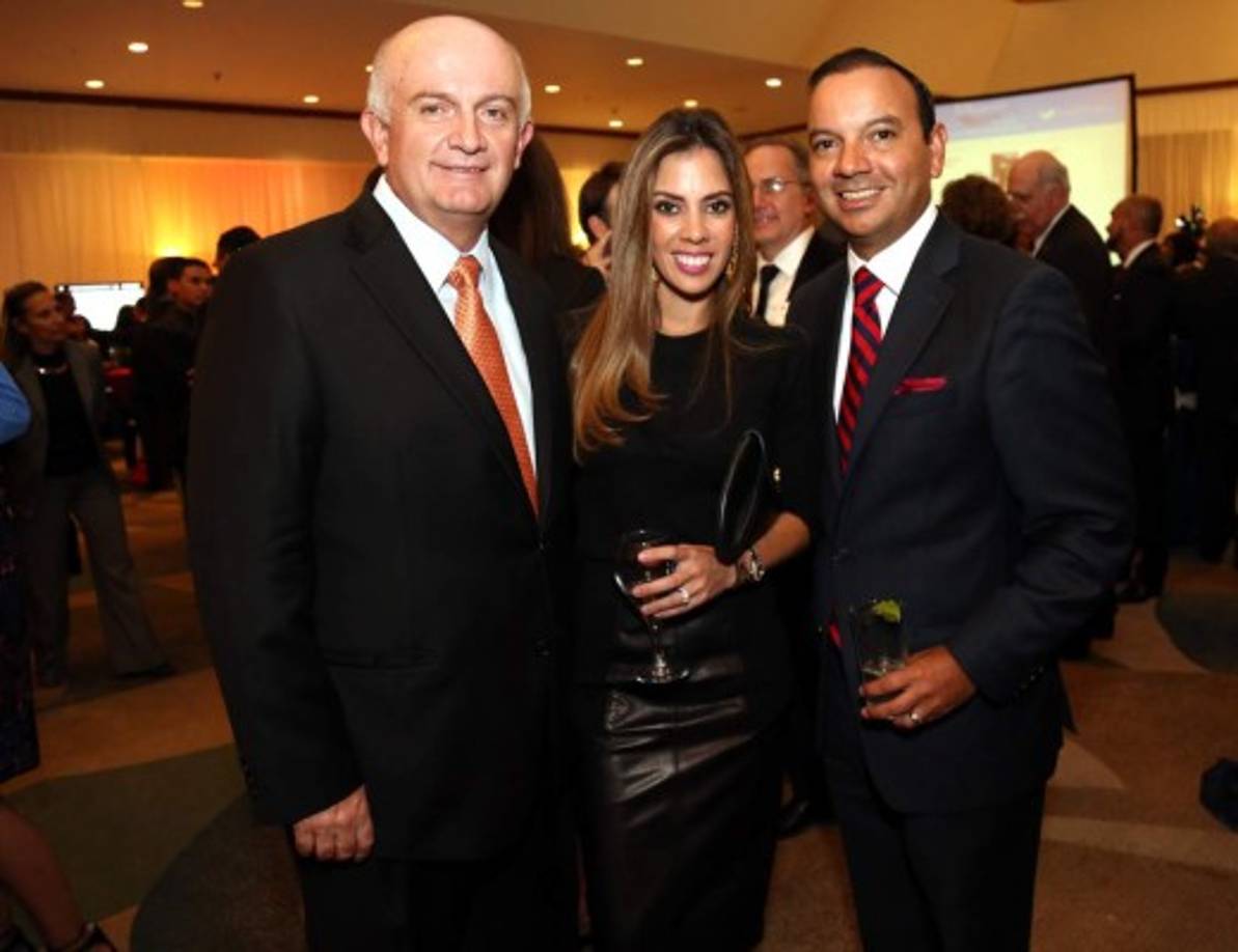 Esteban Espinoza con Irene y Lisandro Flores.