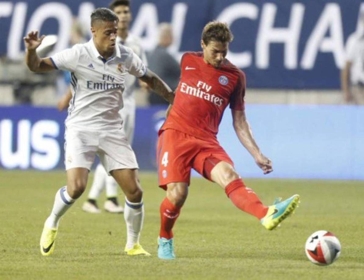 El centrocampista francés del PSG, Benjamin Stambouli, está pasando el reconocimiento médico en Alemania para concretar su firma con el Schalke 04, tal y como ha anunciado el club germano en su cuenta de twitter.