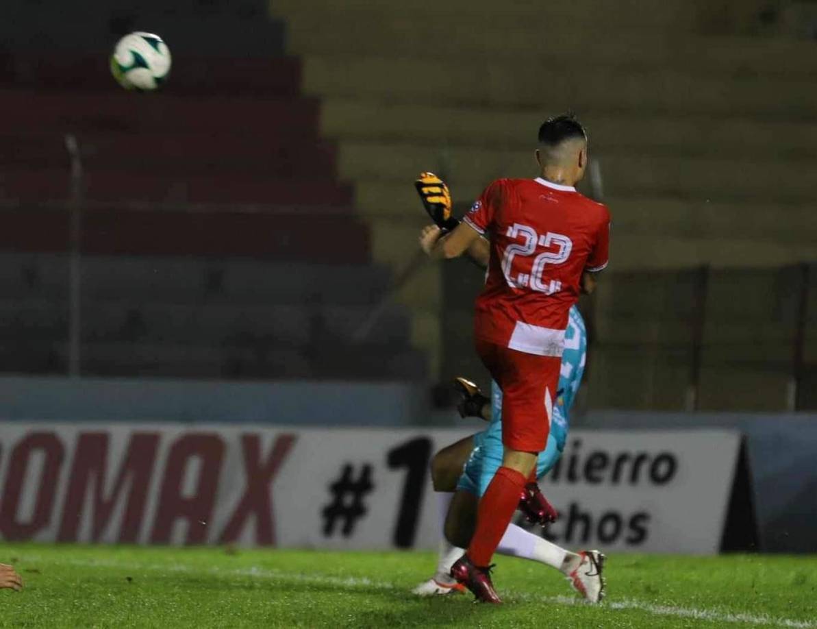 Gabriel Tellas tuvo en sus pies el tercero, pero Marlon Licona, portero del Victoria, le tapó este disparo.