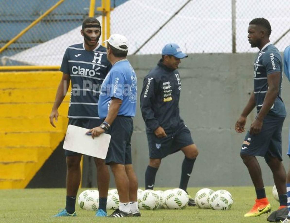 Eddie en conversación con Pinto.