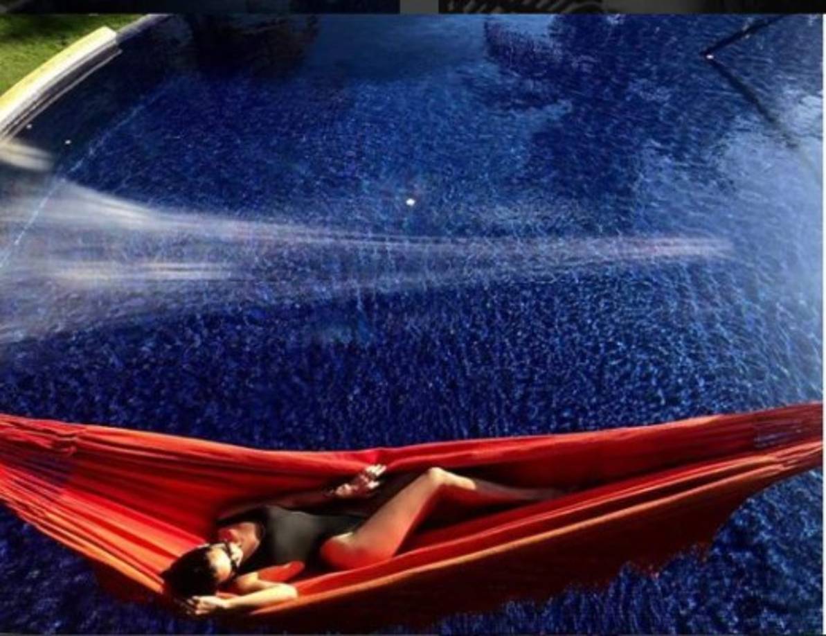 Adria Arjona destaca por su belleza natural y suele compartir sus momentos íntimos en su cuenta de Instagram.