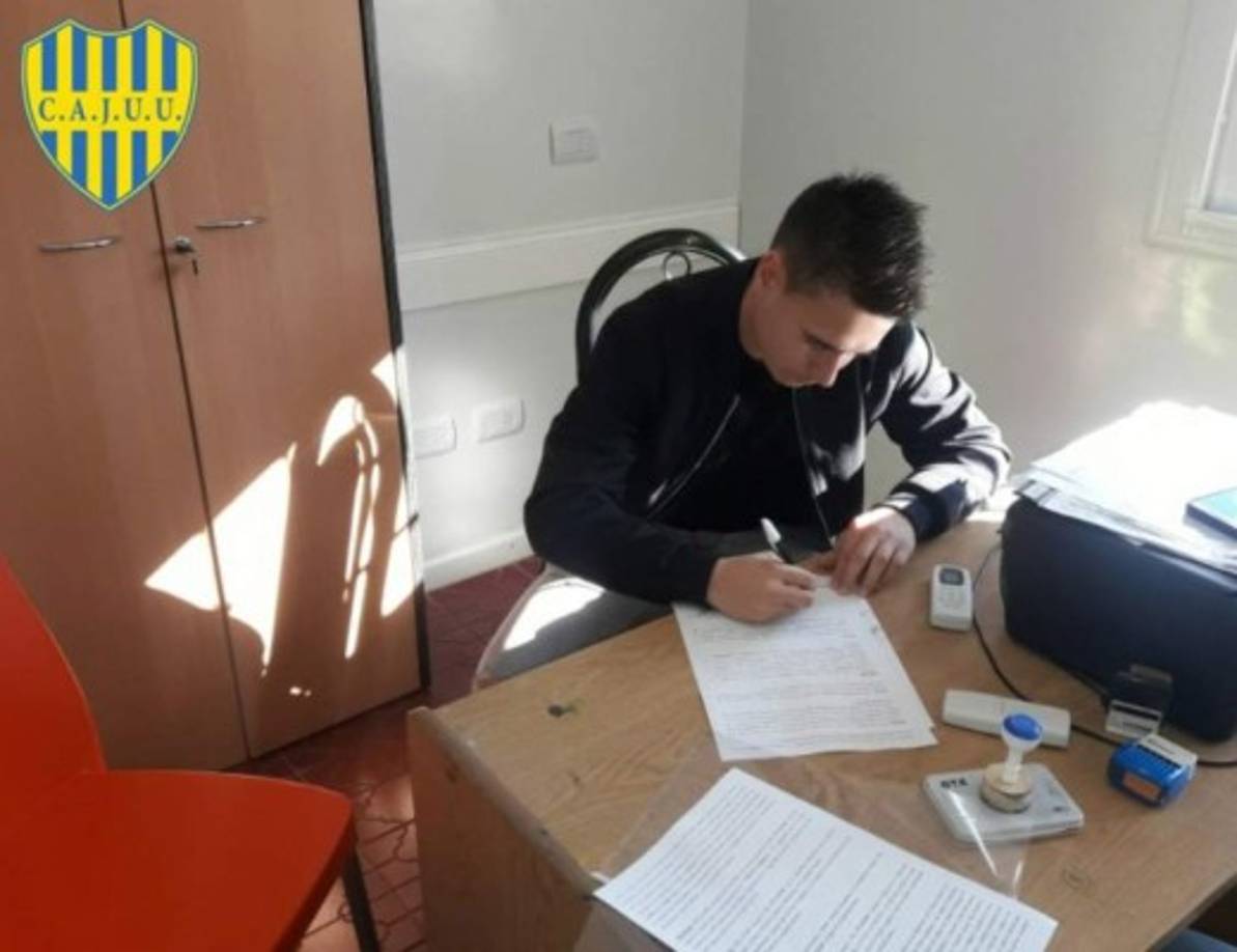 Germán Mayenfish: Tras ser dado de baja por el Motagua, el volante argentino ya encontró equipo. Su nuevo equipo es el Atlético Juventud Unida Universitario de la tercera división de Argentina