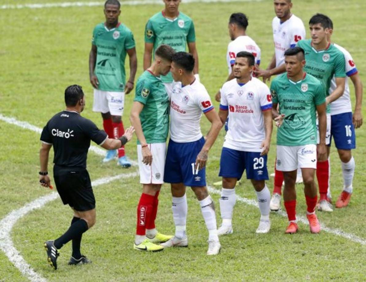 Bronca de centrales. Mathías Techera y Jonathan Paz se encararon en una acción del primer tiempo.