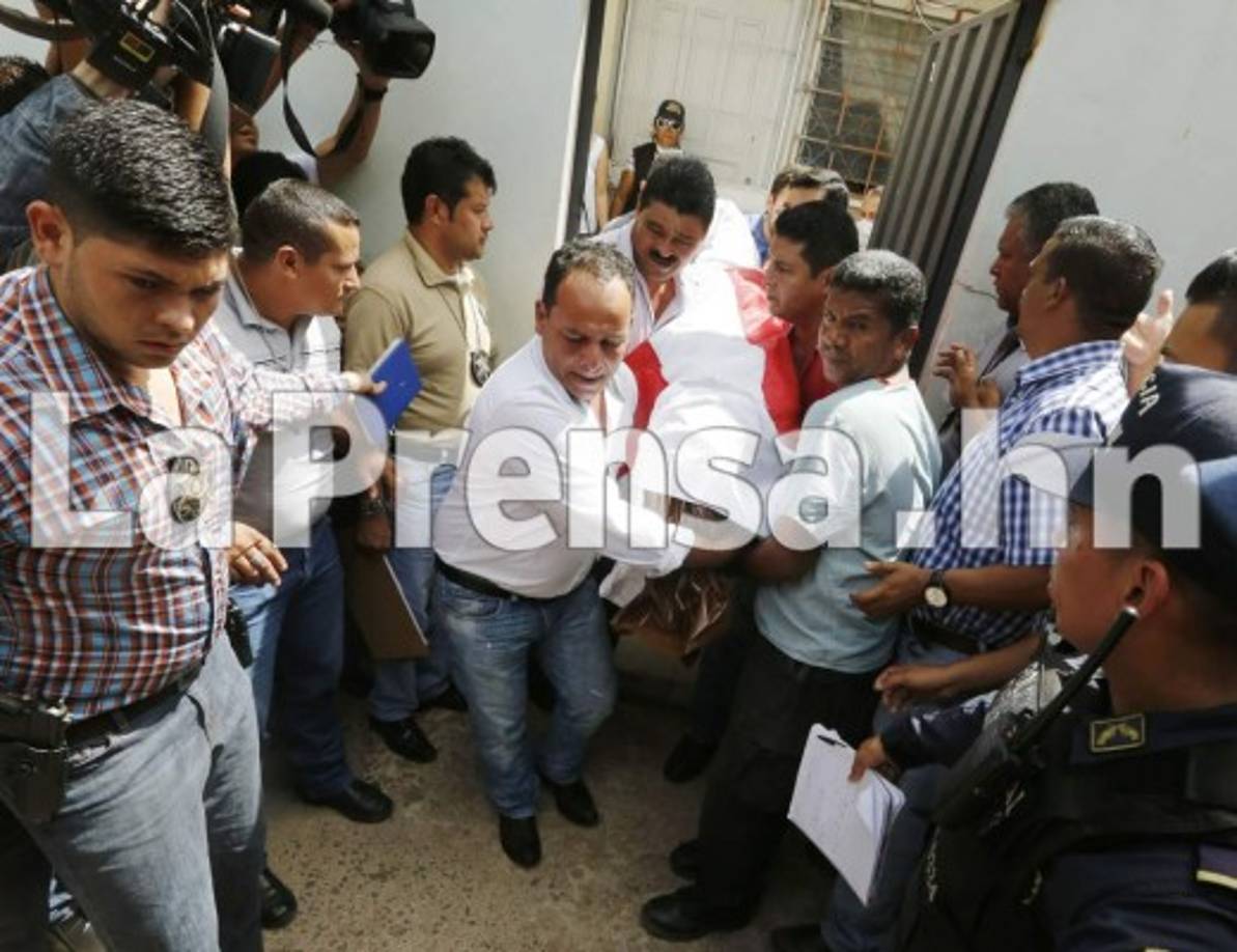 Familiares y empleados trasladaron el cuerpo del diputado Marco Antonio Andino hacia el carro que lo llevó a Medicina Forense.