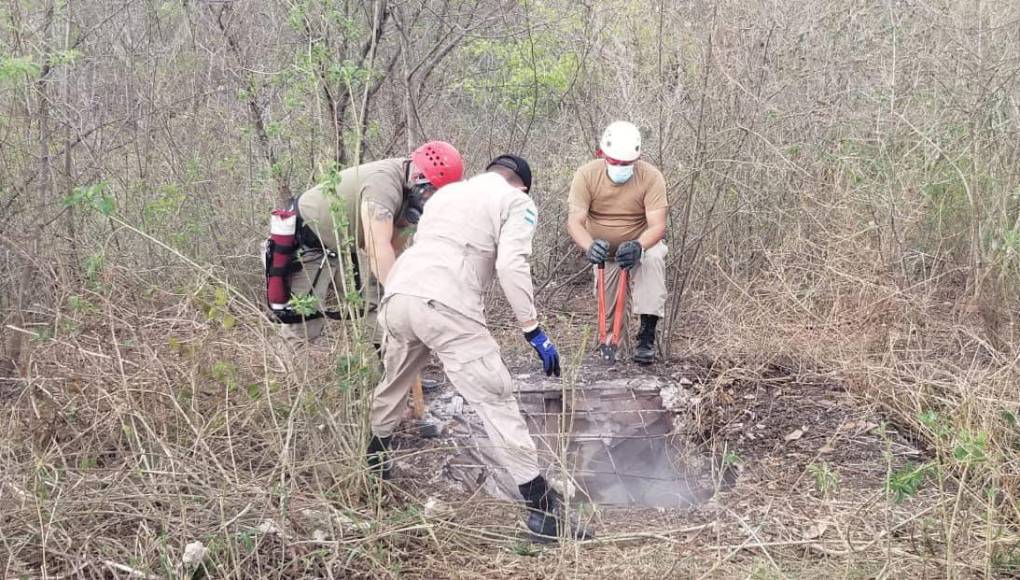 Los bomberos en los trabajos de recuperación del cuerpo de Yim en Comayagua.