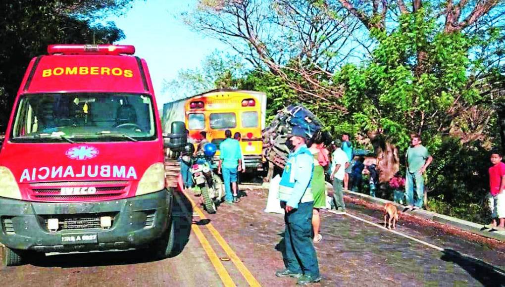 Choque de rastra y bus deja unos 20 heridos en El Triunfo, Choluteca