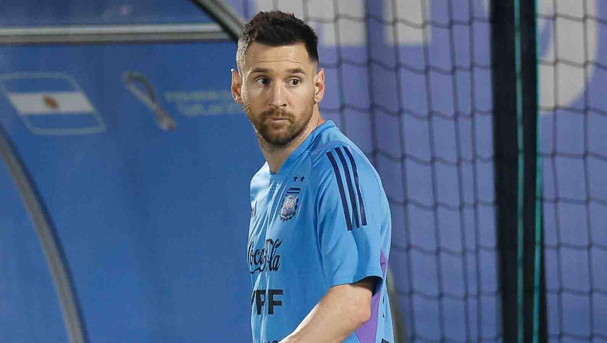 Lionel <b>Messi</b> saltó al campo de entrenamiento de la Qatar University y encendió las alarmas en la Selección Nacional de Argentina de cara al debut en el Mundial.