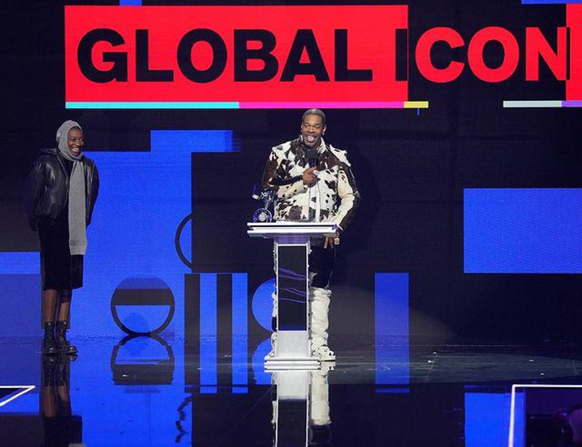 Tras dos años de ausencia, al ser cancelada la edición de 2023 en París por el conflicto en Oriente Medio, volvió a desplegarse la alfombra en una carpa a las afueras del Co-op Arena, el estadio cubierto más grande del Reino Unido, donde la prensa acreditada y más de 200 fans esperaban con ansias a sus artistas favoritos, entre ellos el rapero estadounidense Busta Rhymes (foto) quien recibió el premio a ‘Global Icon Award’ (Icono Global). 