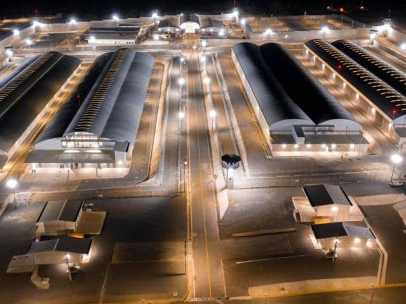 El presidente de El Salvador, Nayib Bukele, quien lanzó hace 10 meses una “guerra” contra las pandillas, presentó el martes la cárcel “más grande de América Latina”, donde encerrará a unos 40,000 presuntos pandilleros.