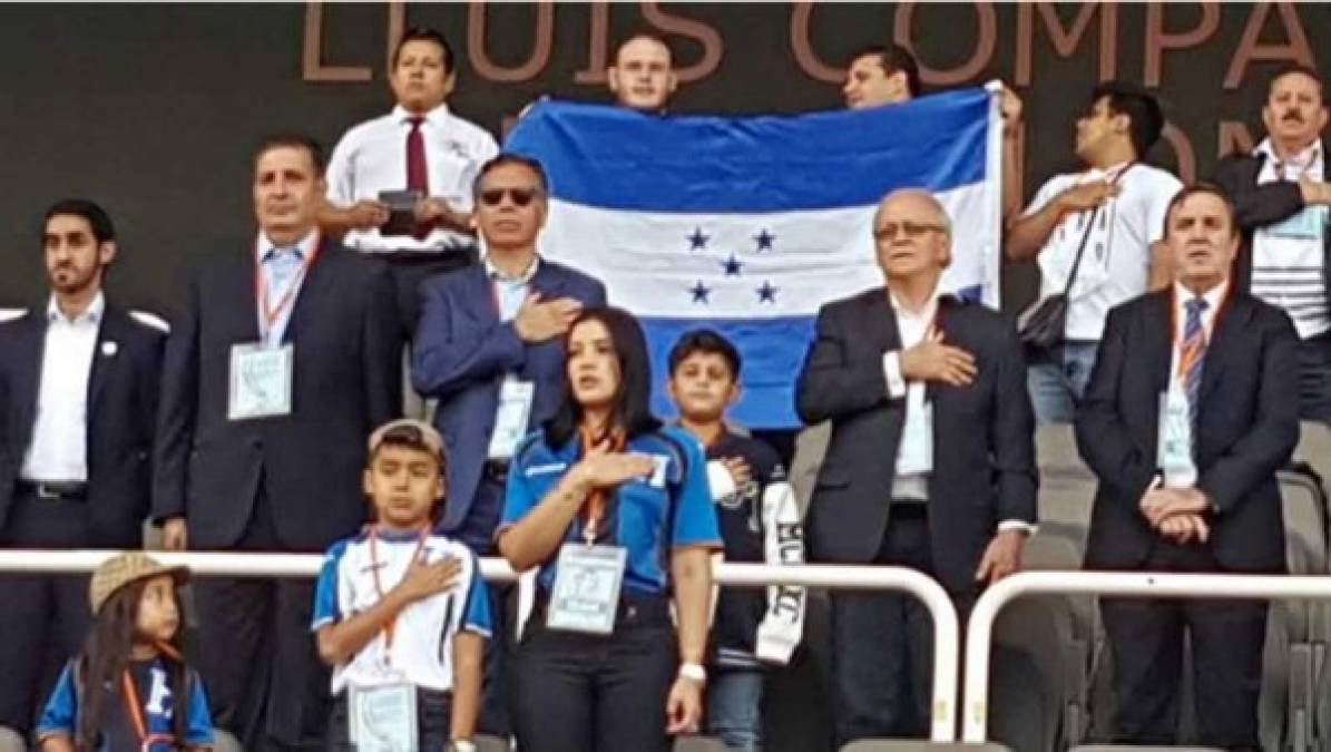 La esposa de Emilio Izaguirre, Virginia Varela, estuvo en las gradas del estadio Olímpico de Montjuïc junto a sus hijos apoyando a su pareja. Foto @FenafuthOrg