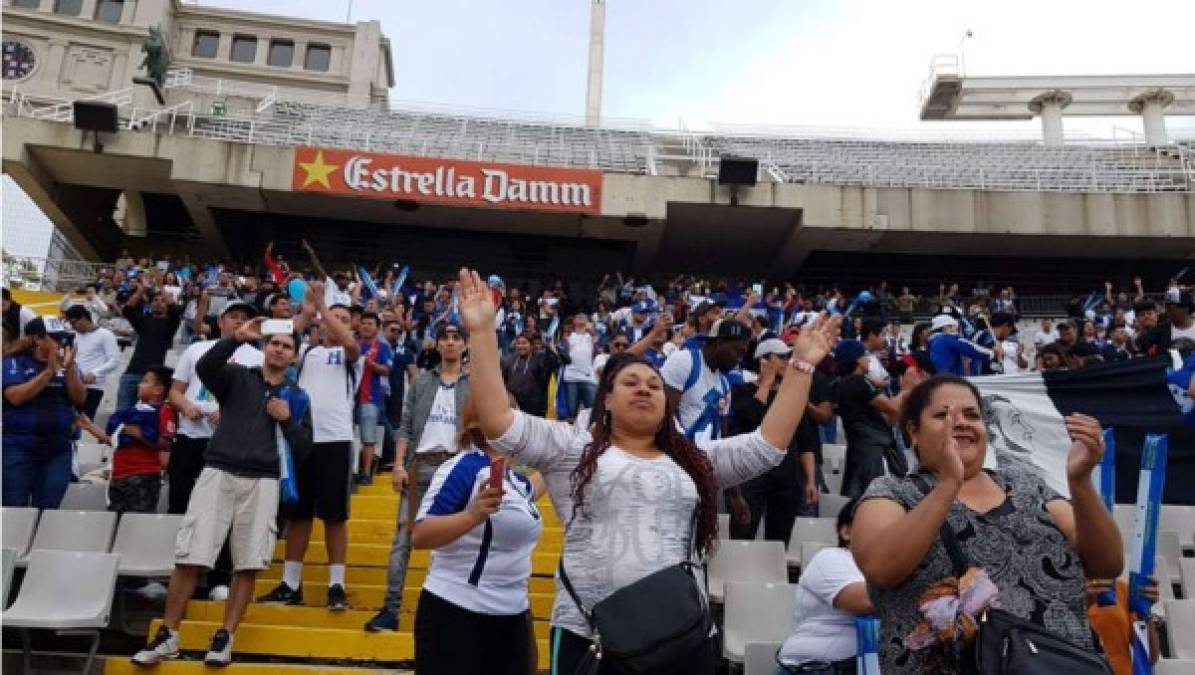 Ambas federaciones habían acordado que se permitiera el ingreso de aficionados hondureños al estadio de Montjuïc, pero las autoridades del recinto determinaron que por razones de logística no sería posible. Foto Twitter @nichoflores15