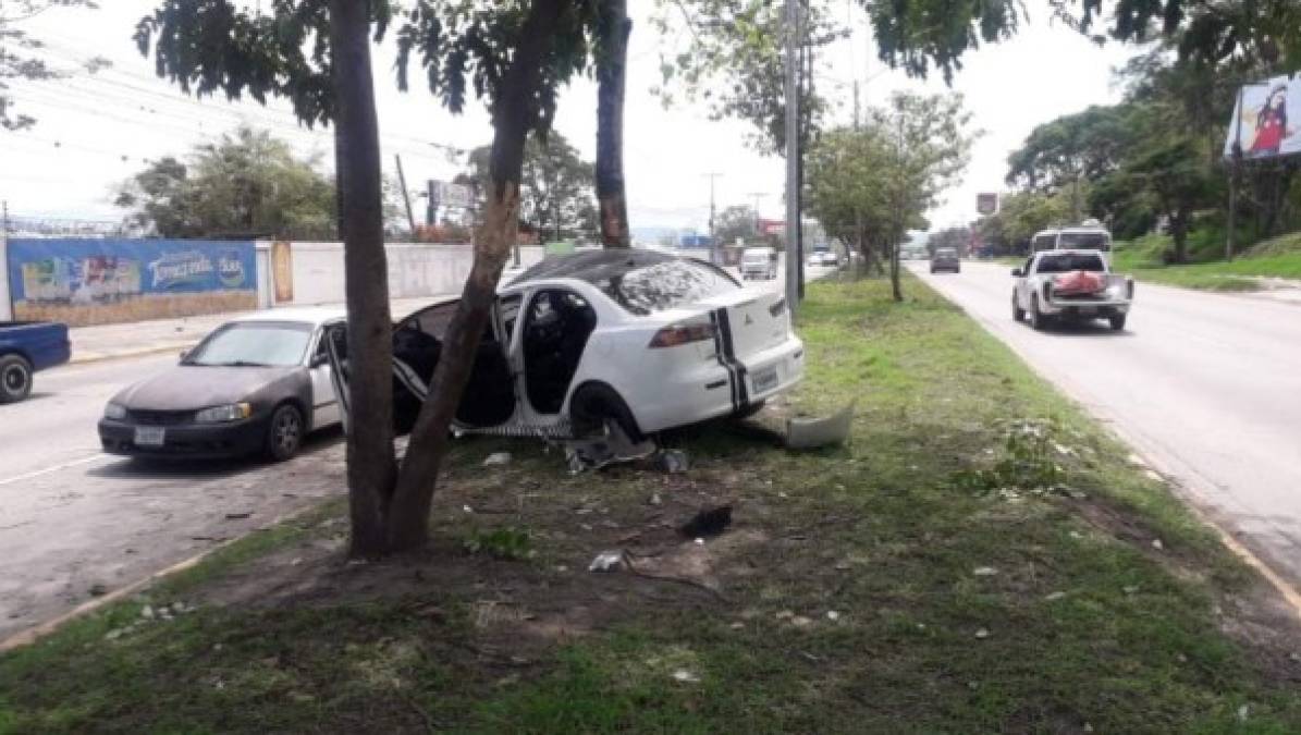 Agentes de la Policía de la Dirección Nacional de Vialidad y Transporte (DNVT) llegaron al lugar a investigar la causa del accidente.