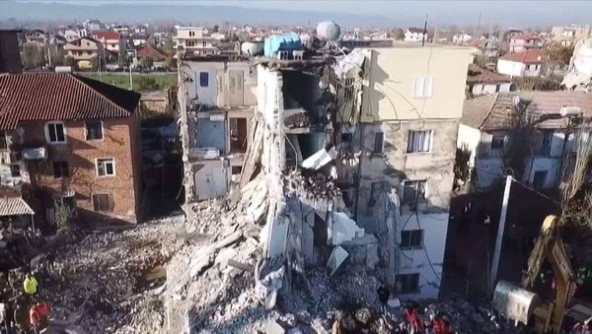 El sismo dejó cuantiosos daños y unos 600 heridos, según el ministerio de Defensa.
