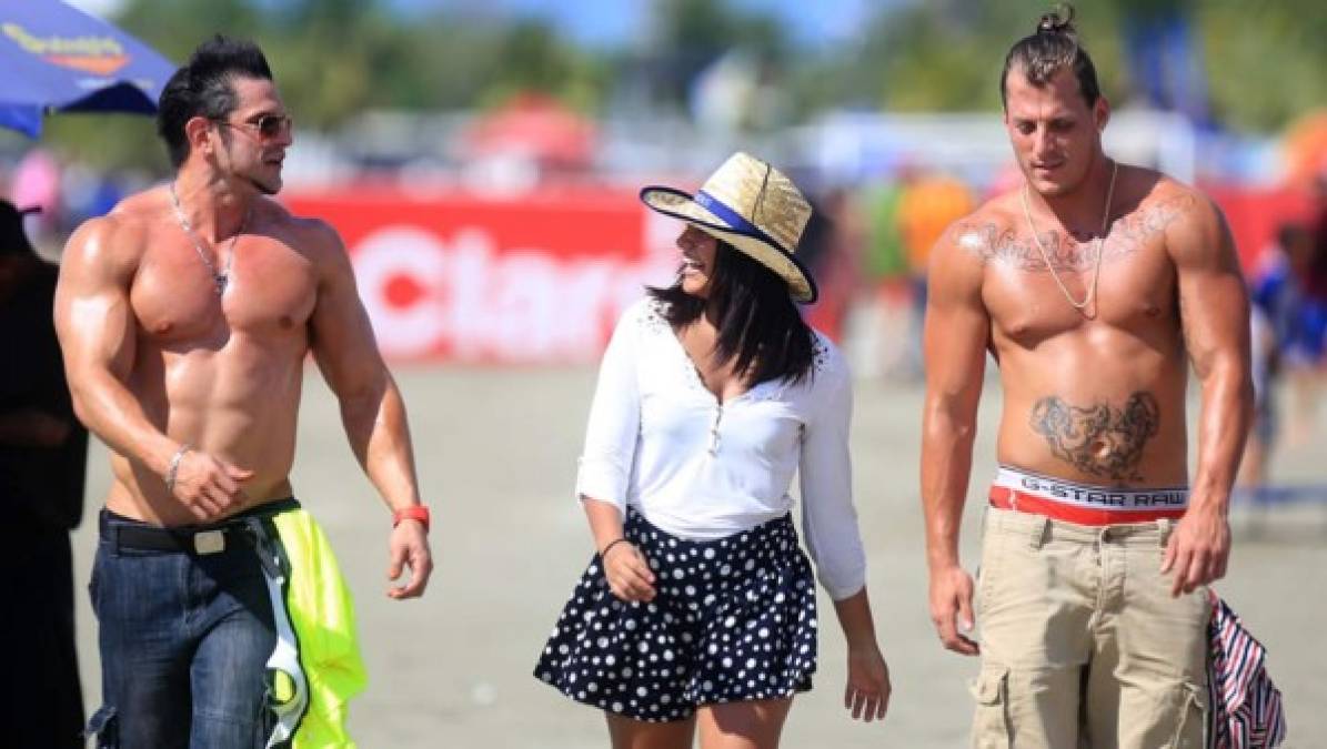 Jack Alger, Laura Silvina Izaguirre y Ricardo Garicpy caminan en la playa.