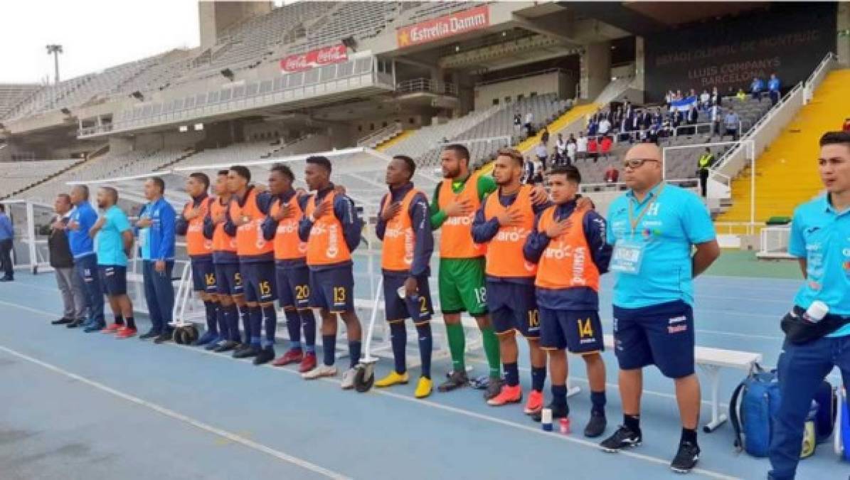 Los suplentes y el cuerpo técnico de Honduras encabezado por Carlos Tábora en el himno nacional de Honduras. Foto @FenafuthOrg