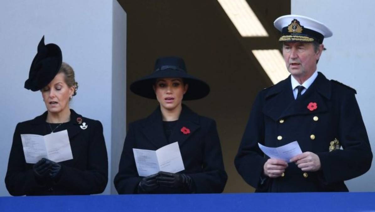 Aunque Meghan no estaba completamente sola, estaba acompañada por Sophie, la condesa de Wessex y Sir Timothy Laurence, lució relegada al no acompañar a las damas del núcleo familiar de la Casa Real.<br/>