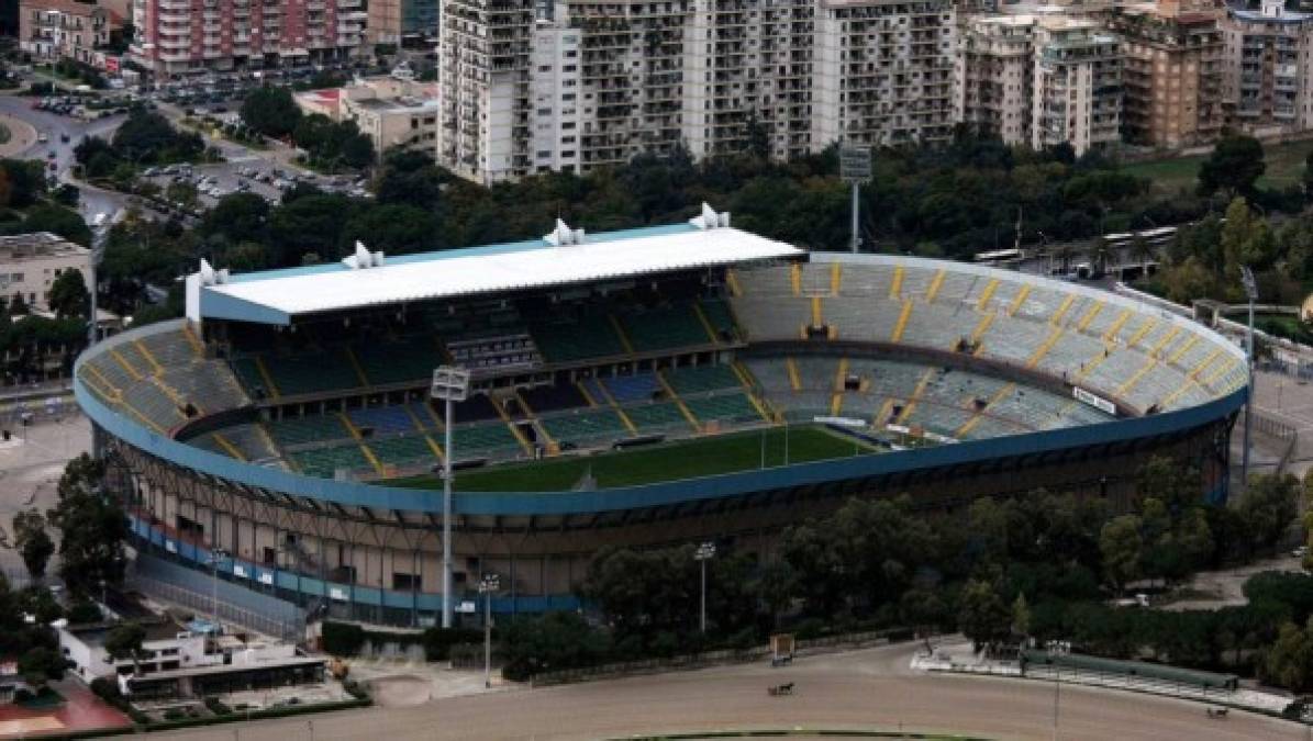 Palermo no siempre estuvo envuelto en deudas y en crisis futbolísticas, este tuvo su época dorada cuando militaba en la Serie A y llegó a pelear los grandes títulos de la competición, pero a pesar de no ser un club que obstenta gran cantidad de títulos, siempre se ha caracterizado por ser uno de los grandes formadores del Calcio.