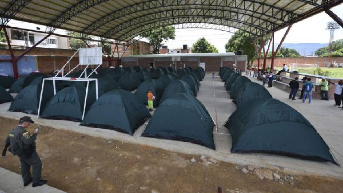 Autoridades colombianas y miembros de la Cruz Roja y de agencias de la ONU asistían a los retornados.