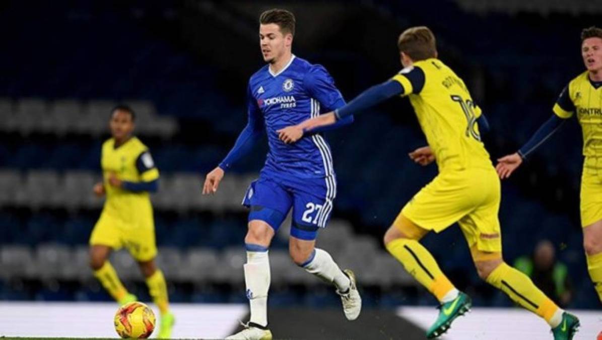 El Chelsea anunció la renovación del centrocampista holandés Marco van Ginkel. El jugador de 27 años, que acababa contrato el próximo martes 30 de junio, amplía su relación con el club 'blue' por una temporada más.<br/>