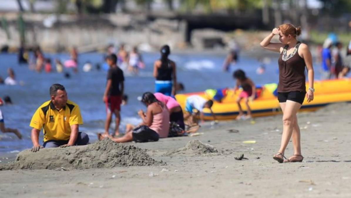 Algunos decidieron jugar en la arena para refrescarse.