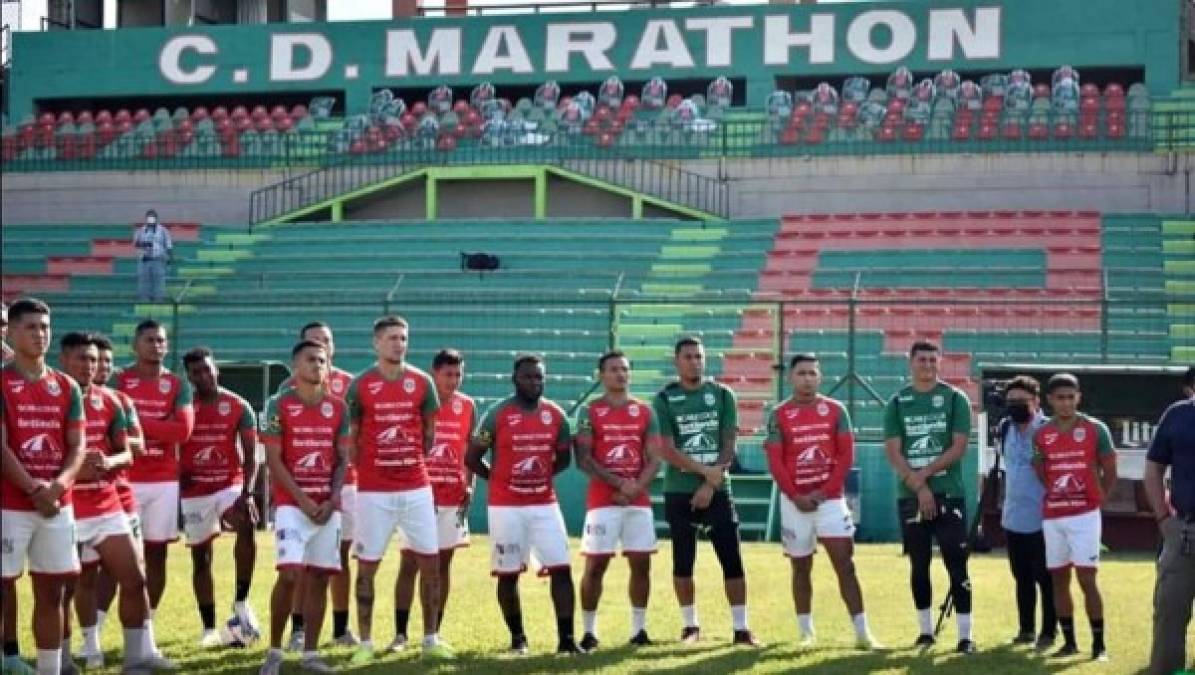 Los jugadores del Marathón, muy atento a las palabras de su nuevo entrenador.