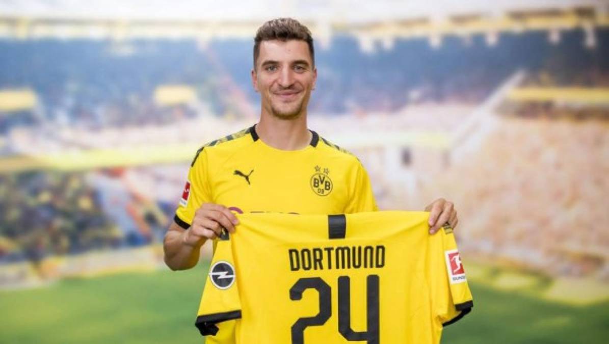 Thomas Meunier, el ya ex lateral derecho del PSG se ha comprometido con el Borussia Dortmund para las próximas cuatro temporadas. Acababa contrato el próximo 30 de junio y ha sido el propio club alemán el que lo ha hecho oficial en sus redes con el dorsal 24 en la camiseta.<br/>