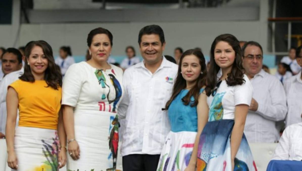 En esa ocasión las hijas del presidente y la primera dama también lucieron atuendos elaborados por manos hondureñas.
