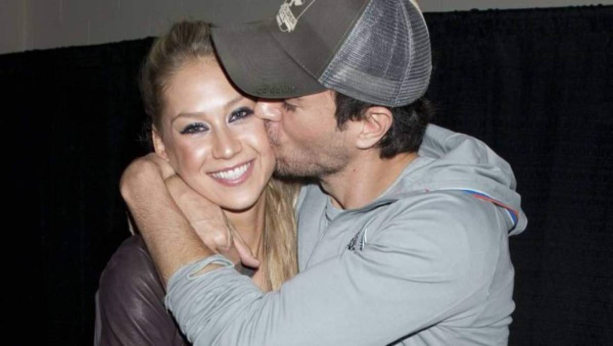 El cantante español Enrique Iglesias y la tenista Anna Kournikova nunca se han casado, o al menos no se ha sabido, pero su felicidad es completa. Sus gemelos Nicholas y Lucy vinieron a sellar ese amor que por más de 18 años ha sido más que evidente. La pareja hizo pública su relación en los premios MTV Video Music Awards de 2002.