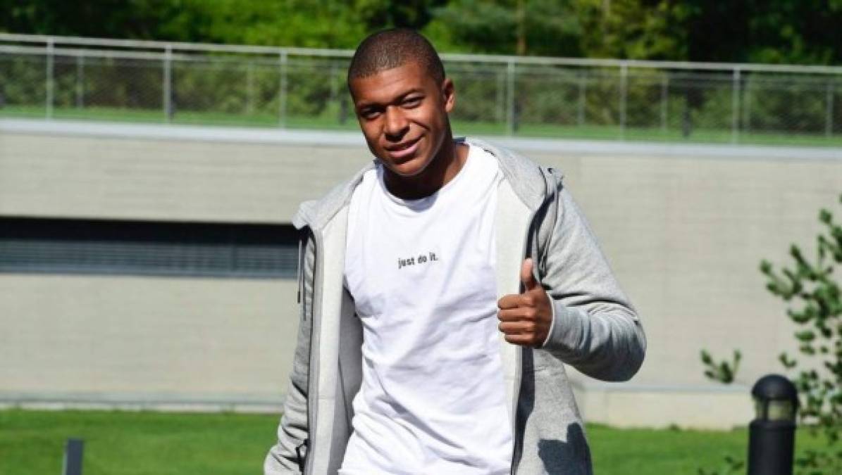 El París Saint-Germain aseguró que su estrella Kylian Mbappé 'continuará la próxima temporada' vistiendo sus colores. 'Lazos muy fuertes unen al PSG y a Kylian Mbappé desde hace dos años y la historia común continuará la próxima temporada. Con una ambición compartida de marcar la historia del fútbol europeo, el año del 50 aniversario del PSG', escribió el club de la capital francesa.