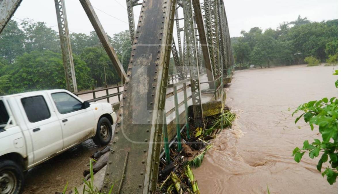 Los puentes casi se ven rebalsados por el agua.