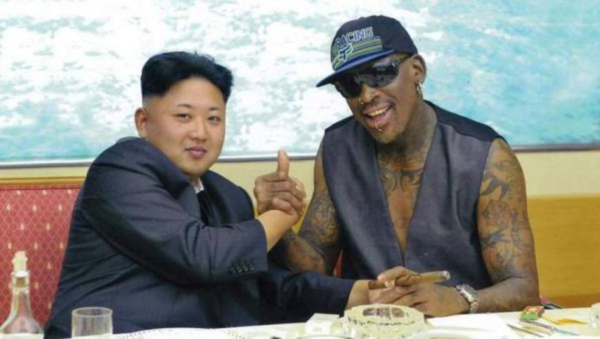 Muy famosa se hizo también su relación con el presidente norcoreano Kim Jong-Un. En las visitas de Rodman entre 2013 y 2014, el 'Gusano' organizó un partido entre antiguos jugadores de la NBA y la selección de Corea del Norte como regalo de cumpleaños para el líder norcoreano, gran amante del baloncesto.<br/><br/>Incluso en estos últimos años se ha ofrecido a mediar entre ambos países tras la llegada de Donald Trump al poder. 'Puedo apoyar para mejorar las relaciones entre ambos países'.