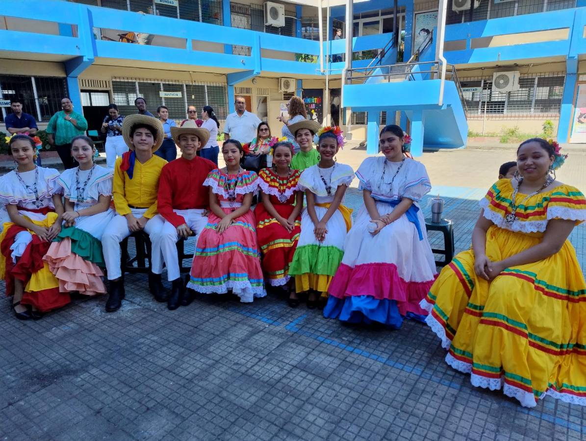 Este cuadra de danza le dio colorido a los actos.