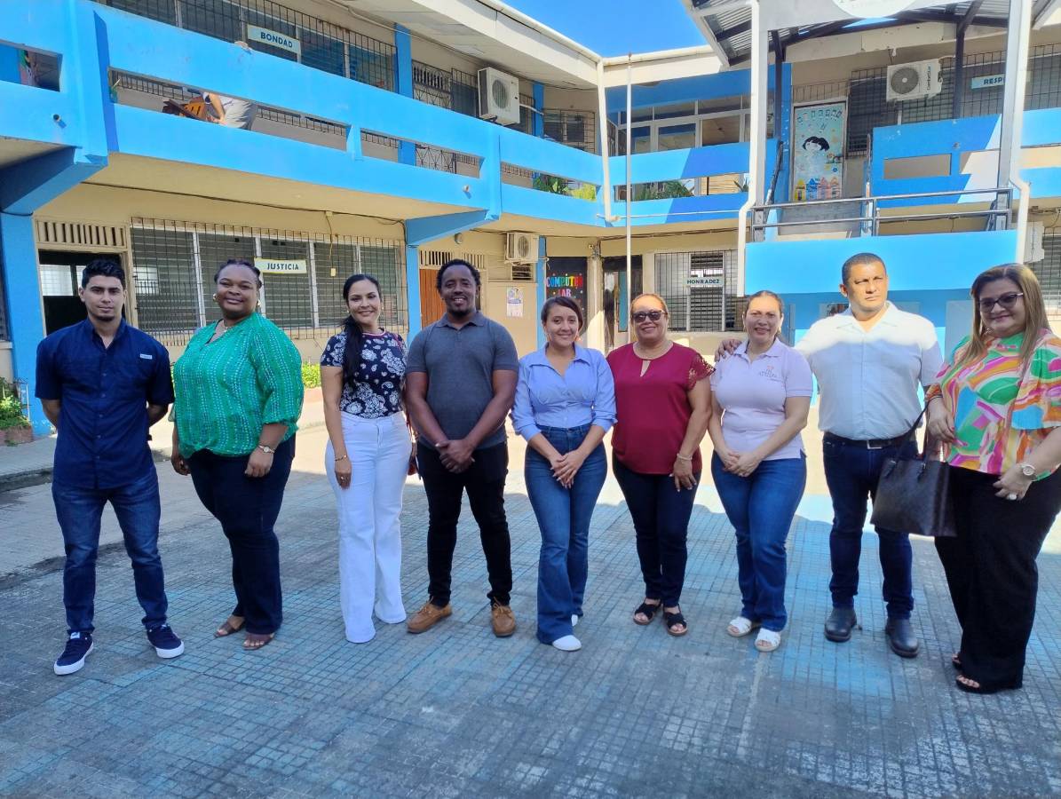 Parte de los asistentes a los actos de inauguración del año lectivo.