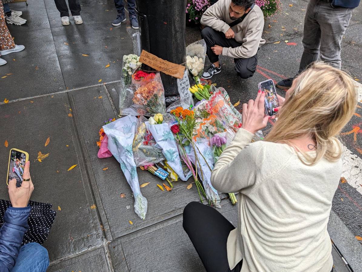 A los pies de la fachada del edificio neoyorquino donde vivían los protagonistas de la serie Friends este domingo hay flores y cartas en memoria del actor Matthew Perry.