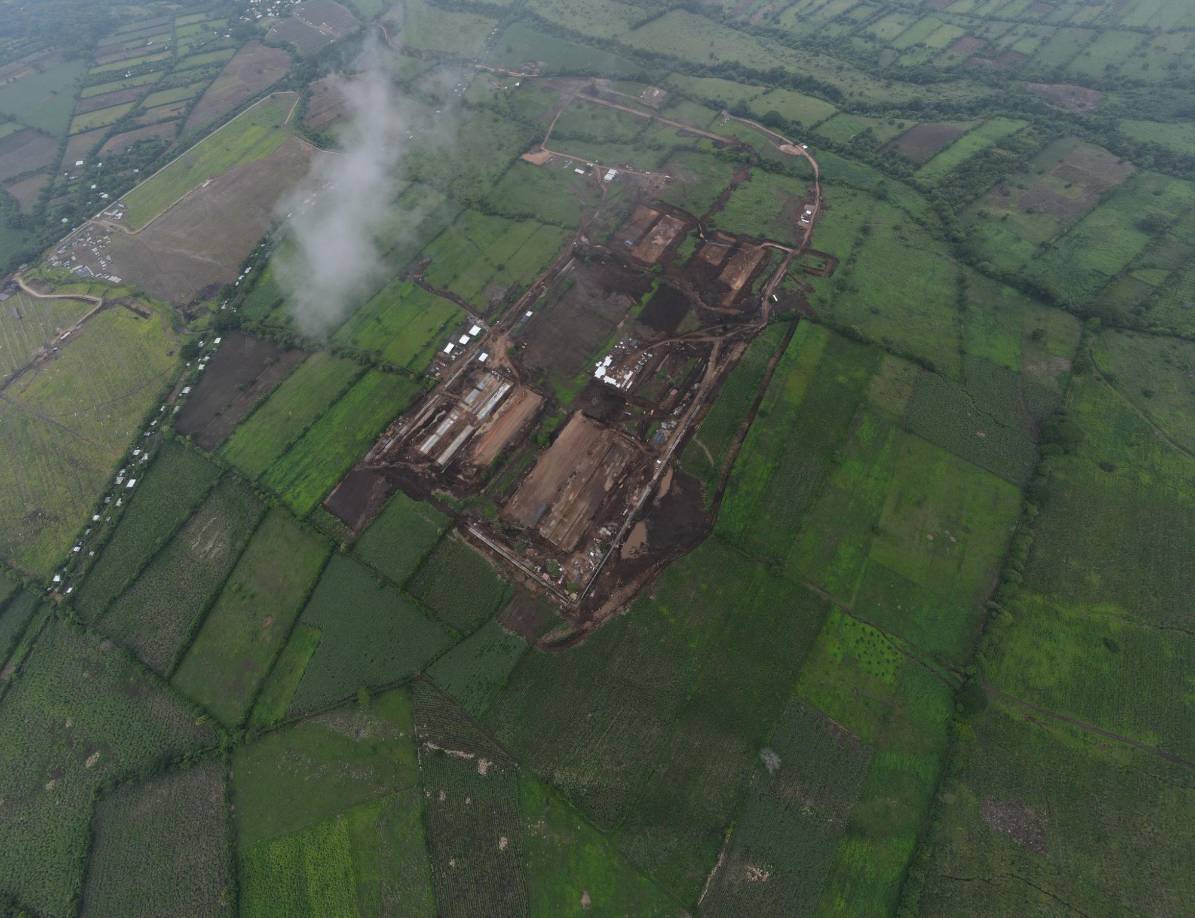 La gigantesca cárcel se construye alejado de ciudades “lejos de los salvadoreños de bien” y está rodeado de tierra propiedad estatal, con varios niveles de muros y 37 torres de vigilancia.