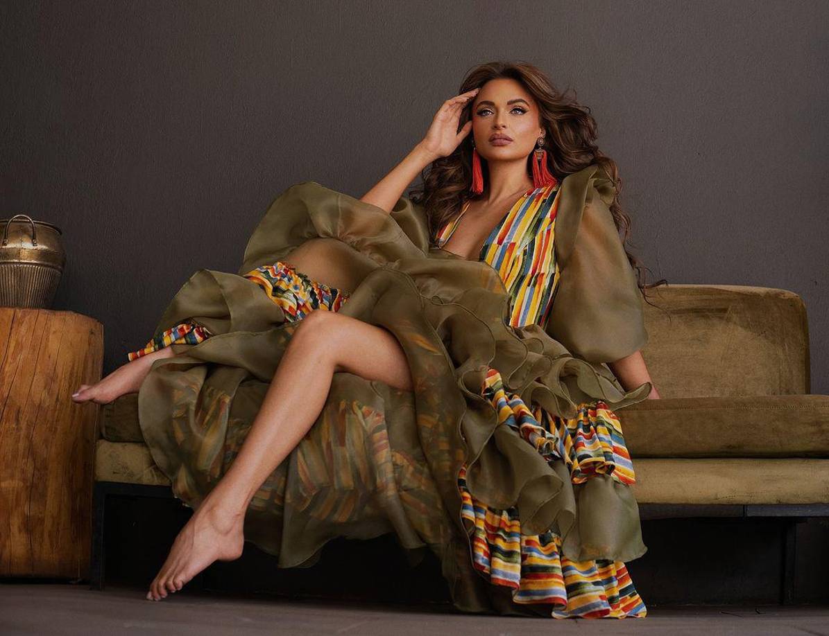 Desde su infancia en Ciudad del Cabo, Mia enfrentó los desafíos de vivir con una discapacidad auditiva. Sin embargo, nunca permitió que esto la definiera o limitara sus sueños. Con el apoyo de su familia y amigos, Mia aprendió a comunicarse eficazmente y a destacarse en diversas áreas, incluyendo el modelaje y la actuación.