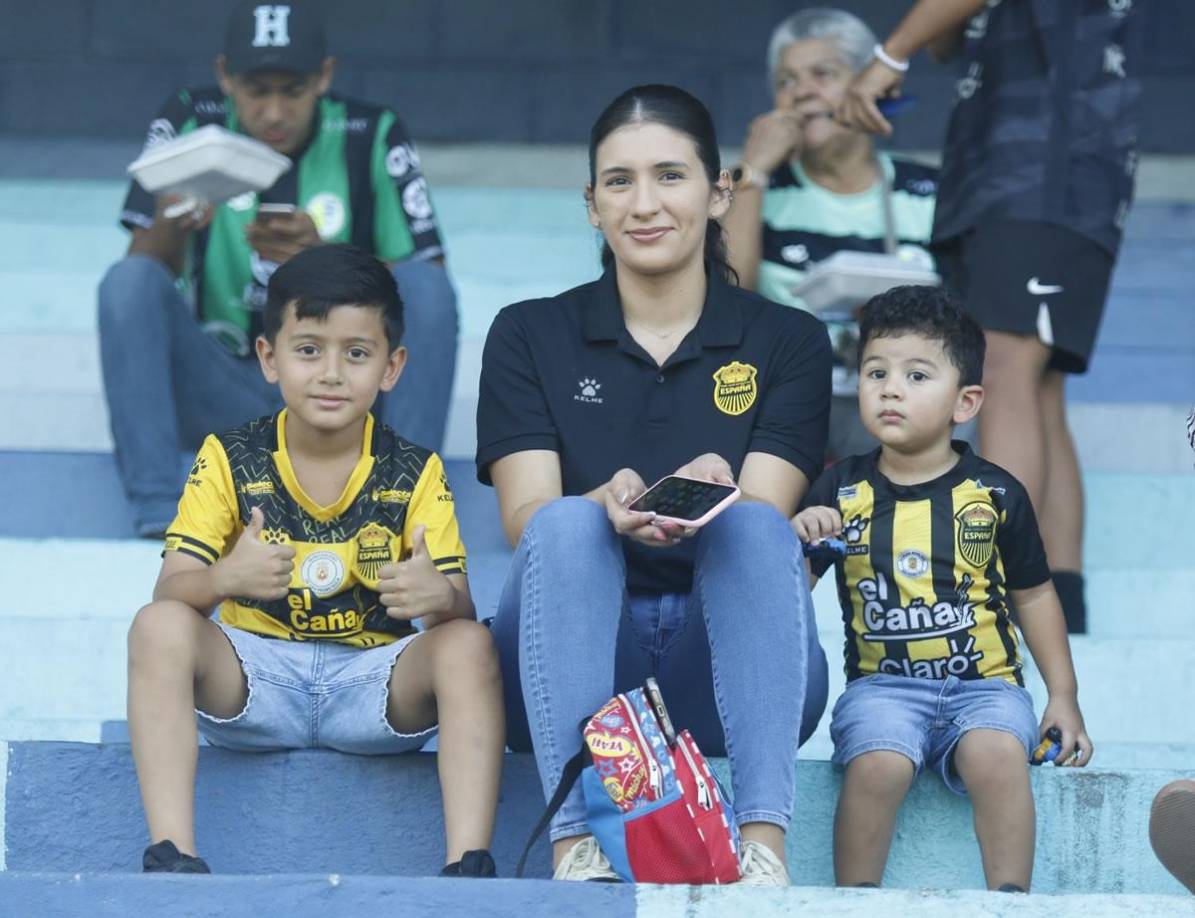 Una madre orgullosa con sus hijos apoyando al Real España en el partido contra el Juticalpa FC.