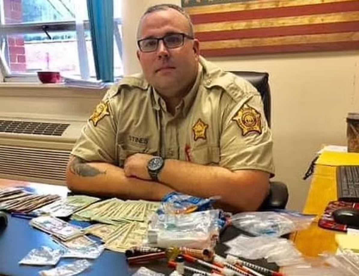 El alguacil fue acusado en esa querella de “indiferencia deliberada al no capacitar y supervisar adecuadamente” a Ben Fields, el ahora exagente sentenciado. 