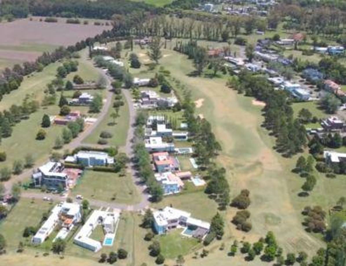 “Esta casa la están construyendo hace tres años, y es tan grande que les cuesta terminara incluso con tanto tiempo para hacerla. está ubicada en una localidad que se llama Funes, a las afueras de Rosario y donde tienen sus residencias las personas más acaudaladas de la ciudad”, señaló el periodista argentino Guido Záffora.